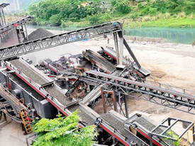 Mobile jaw crusher in quarry operation