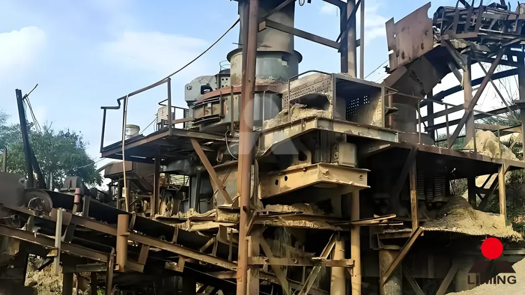 Internal view of the VSI6X crushing chamber demonstrating the autogenous rock-on-rock grinding bed that protects the outer steel from 85% silica abrasion.